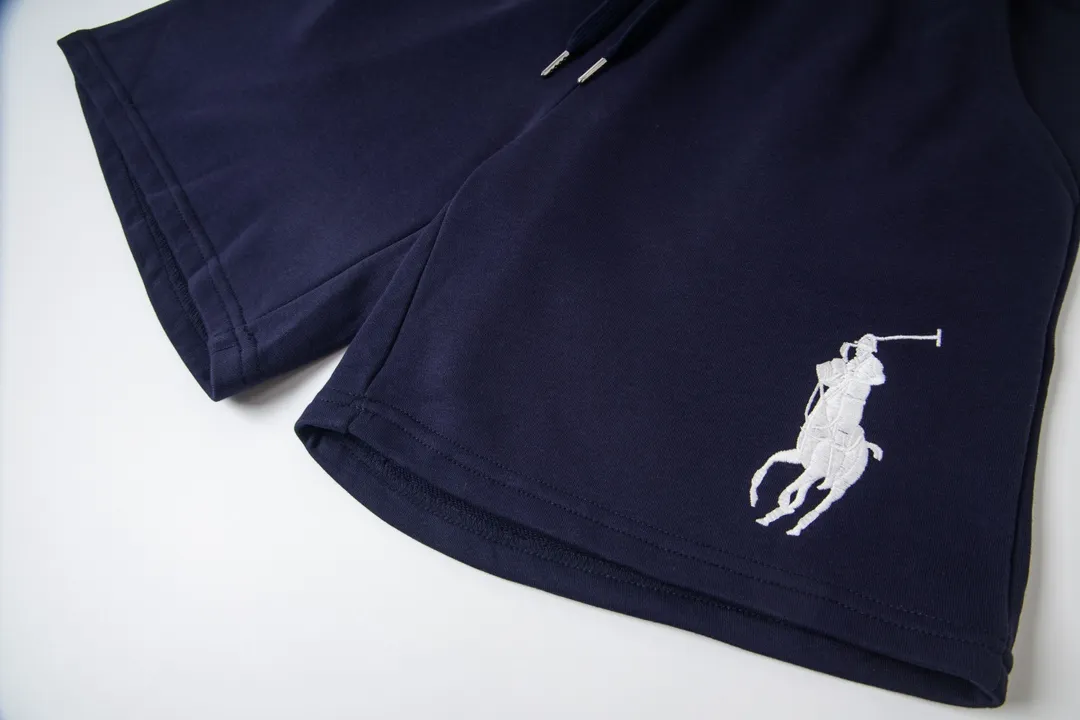 P140 Model No. 836 Ralph Lauren/Ralph Lauren Basic pony embroidered logo shorts for men and women. Pure cotton fabric. Easier to wear, more comfortable and less bulky than ordinary fabrics. Customized thread weaving and dyeing. Classic pony embroidery logo. Collar cross-threading details. Three-needle and five-thread workmanship throughout the body. Complete accessories. How to wear any trendy style. Easy to control. Match at will. Full of design, simple and must-have style! Color: Black White Navy Gray Size: S-XL